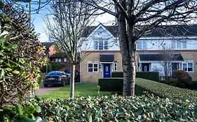 Guildford Townhouse With Parking